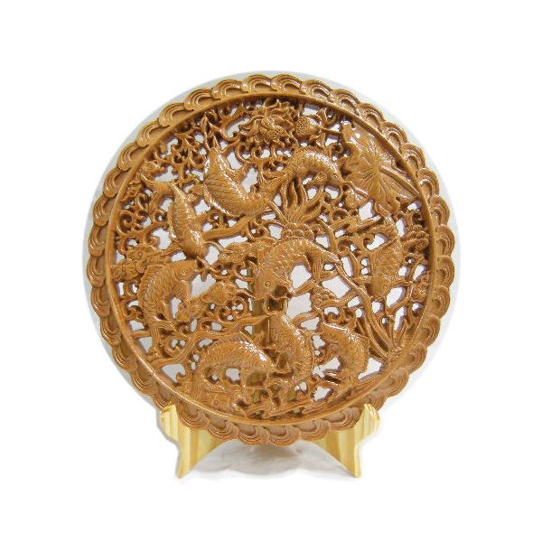 鯉の群れをカービングした木製の置物です。大きさ（約）：直径29ｃｍ×厚み1.6ｃｍ　付属の台座に置いた時の高さ(約)：　31ｃｍ材質：パインツリー画像4,5枚目は裏面です。新品ですが小傷がある場合もございます。画像は見本です。