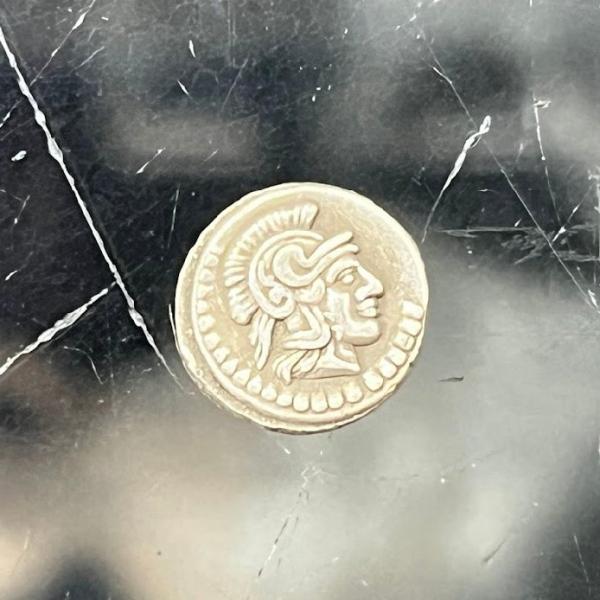 古代ギリシャコインのレプリカです。燻しや曇り方や傷がリアルです。直径10.3ｍｍ厚み2.4ｍｍ真鍮製に銀メッキで重量は1.1ｇ前後です。画像は見本となります。