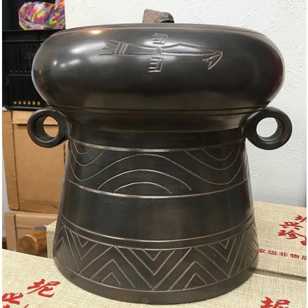 欽陶居　銅鼓茶叶缶　no.75　「吉祥鳥」　筒型の大型茶壺です。ケガキ彫刻はすべて手彫りです。上部にある彫刻は吉祥鳥（トキ）をイメージしております。中国でも日本でも朱鷺は幸せを運ぶ鳥ともいわれておりますが、ご購入者様の都合の良いように捉えて...