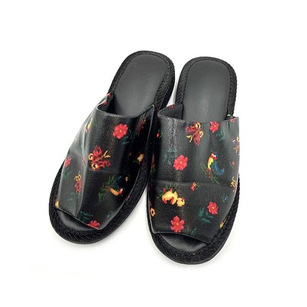 【ブランド名】 フェイラー　FEILER【サイズ】 23cm〜23.5cm【サイズ詳細】 甲幅8cm　アウトソール24.5cm　ヒール3cm【カラー】 ブラック×マルチカラー【素材】 【ランク】 B【コメント】黒地に花や蝶、てんとう虫、鳥が...
