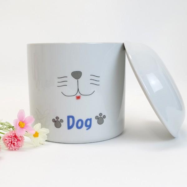 愛犬のための専用骨壷です。側面にわんちゃんのお顔がプリントされています。5寸は中型犬に一般的な大きさです。骨壷の口（直径）に頭蓋骨が入るかどうかでご判断ください。商品詳細サイズ：直径約15.0cm×総高16.5cm（壷部分高さ13.5cm）...