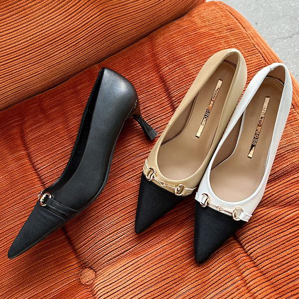 パンプス キャップトゥ ポインテッドトゥ ビットモチーフ