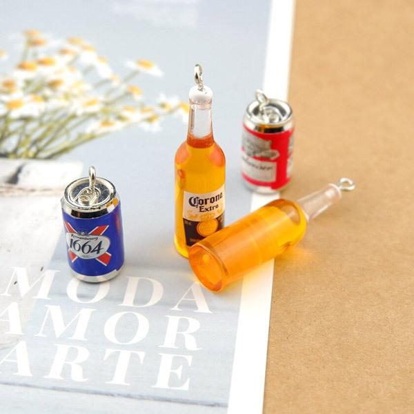 お酒な雰囲気のチャームです♪どことなくビールが入ってそうなパッケージですよね……？パーツの構成としては、上からヒートンが挿してあります。青い缶がクローネンブルグ1664、赤い缶がバドワイザー、黄色い瓶がコロナっぽい感じです★現在の黄色の瓶は...