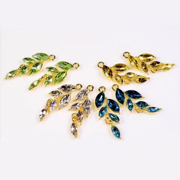 ガラスストーンを使ったゆらゆら揺れるリーフチャームです！一番下の葉っぱとその1つ上の葉っぱがマルカンで繋がっているため、ゆらゆら揺れる仕組みになっています。(写真2枚目が一番わかりやすいです)きれいなガラスストーンが入りキラキラ輝くので、様...