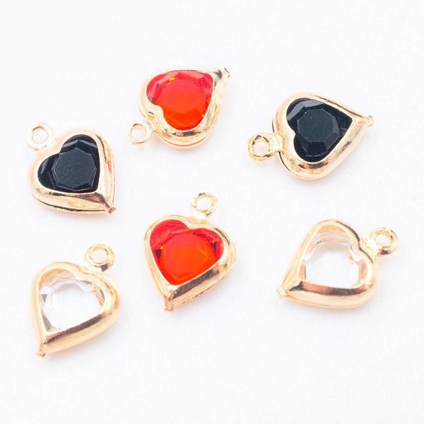 きれいな感じのガラスストーンを使ったハートのチャームです♪ストーンの周りにゴールドのフレームを用いて、いわゆるシャネルストーンタイプになっています！そのフレームも銅製で、輝きや品質が良いものになりました。カラーはクリスタル、赤(ライトシャム...