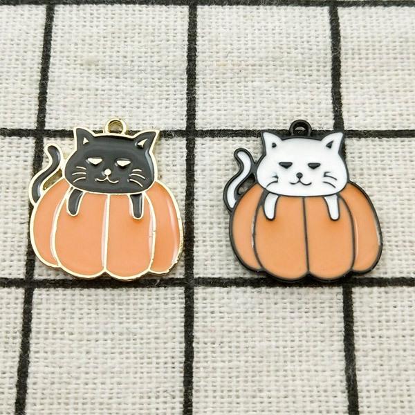 カボチャに乗った三角目のネコ☆かわいいアンティークチャーム ねこ 猫