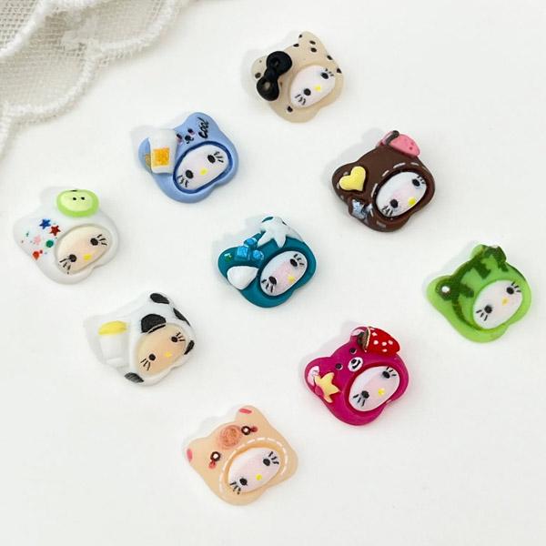 9匹の猫が自分の好きなものをかぶっている…そんなプラパーツです。とっても小さめでネイルサイズ…だったけどちょっと大きめ？もちろんネイル以外にもお使いいただけます♪裏側は空白になっているので、基本的には貼り付けて使うパーツとなります。9種類あ...