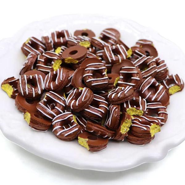 全体にチョコレートをかけた甘くて美味しそうなドーナツです♪しかも中にはカスタードクリームが入って甘甘な感じ！こちらは5個セットの販売となります。【サイズ】直径: 約16mm, 厚さ: 約5mm【素材】プラスチック【販売単位】5個【ご注意点】...