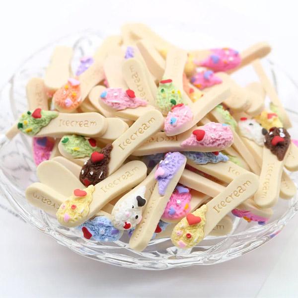 スティックの上にカラフルでかわいいアイスクリームが乗ってて、そのまま食べられそうなデコパーツです！ピンク、パープル、ブルー、グリーン、イエローを各1個ずつ、計5個セットでお届け致します。【サイズ】縦: 約34mm, 横: 約9mm, 厚さ:...