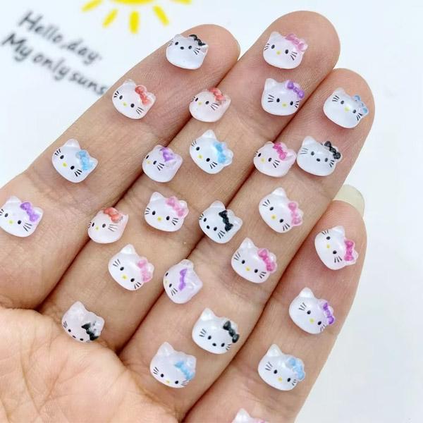 ねこの小さいお顔パーツです！とっても小さめでネイルサイズ。もちろんネイル以外にもお使いいただけます♪裏側は空白になっているので、基本的には貼り付けて使うパーツとなります。リボンのお色が6色あり、いずれかの5個セットでの販売となります。【サイ...