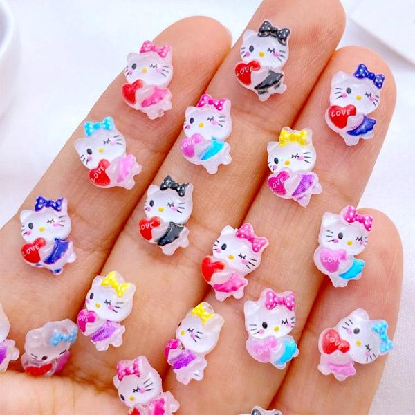 ねこの小さいお顔パーツです！とっても小さめでネイルサイズ。もちろんネイル以外にもお使いいただけます♪裏側は空白になっているので、基本的には貼り付けて使うパーツとなります。リボンと服の色の組み合わせで6種類あり、いずれかの5個セットでの販売と...