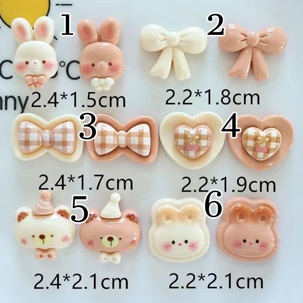 基本カラーがブラウンとホワイトの動物とかリボンとかハートの貼り付けプラパーツです！ウサギやクマなどで計6種類。カラーがそれぞれ2色あるので、計12種類となります。色々なものがありますが、みんなとってもかわいいです♪各パーツの裏は貼れるように...