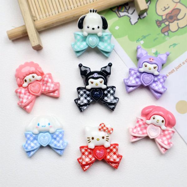 動物たちがハートの付いたリボンに乗ったかわいいパーツです♪色々な動物が色々な色のパーツになっています！各パーツの裏は貼れるように平面になっています。各種類1つずつ、計7個の販売となります。【サイズ】約 縦25mm x 横25mm (それぞれ...