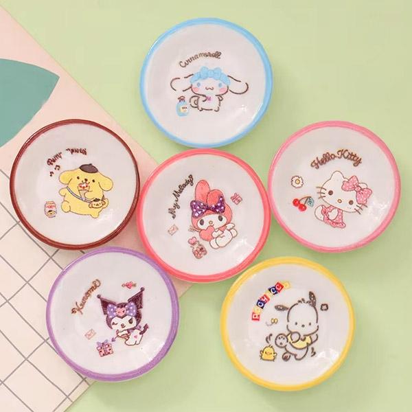 かわいい動物たちの貼り付けプラパーツです！こちらはお皿タイプ。1つ1つに描かれている6種類の動物たちがすっごくかわいい！！各パーツの裏は貼れるように平面になっています。各種類1つずつ、計6個の販売となります。【サイズ】直径: 約26mm, ...