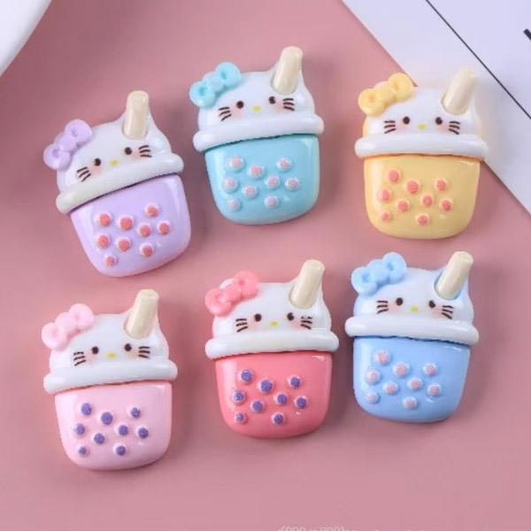 カラフルなネコちゃんがタピオカミルクティーになっちゃった！？上が丸く、スターバックスのフラペチーノみたいな容器っぽい感じです♪写真のように6色あり、各1つずつの計6個セットでお届け致します。【サイズ】縦: 約27mm, 横: 約20mm, ...