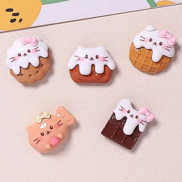 猫ちゃんのお顔が付いた様々なスイーツのパーツです！みんなかわいい感じでリボンが付いています。5種類を1個ずつで1セット、計5個の販売となります。【販売個数】5種類を1セット、計5個【サイズ】縦横ともに約15-20mm【素材】プラスチック【ご...