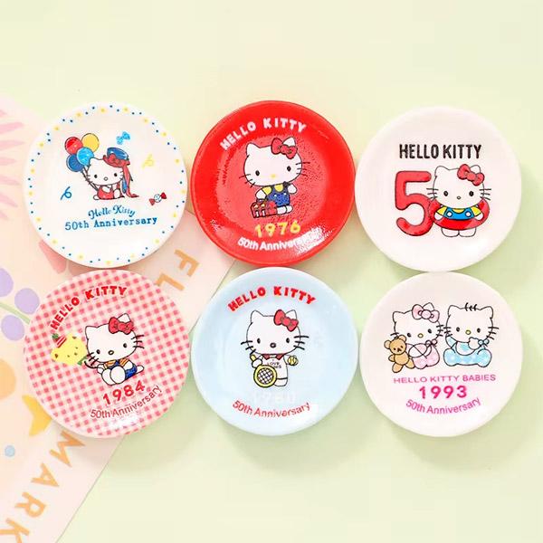 かわいい子猫ちゃんの貼り付けプラパーツです！こちらはお皿タイプ。何かの50周年を祝っている6種類の子猫ちゃんがすっごくかわいい！！各パーツの裏は貼れるように平面になっています。各種類1つずつ、計6個の販売となります。【サイズ】直径: 約35...