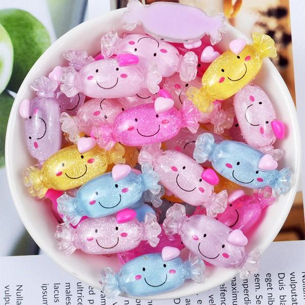 にっこりしたキャンディさんの貼り付けパーツです。いい笑顔♪頭にはハートを付けて、とってもラブリー！青・紫・黄・濃いピンク・薄いピンクの各1色ずつ、合計5個セットです。貼り付けパーツのため、裏面は平らになっています。【サイズ】約 縦13mm ...