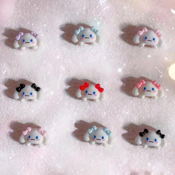 白くてリボンを付けたうさぎさんのかわいいパーツです！いぬさんかもしれません。リボンの色が違う感じで6種類。こちらはとっても小さめでネイルサイズ。もちろんネイル以外にもお使いいただけます♪裏側は空白になっているので、基本的には貼り付けて使うパ...