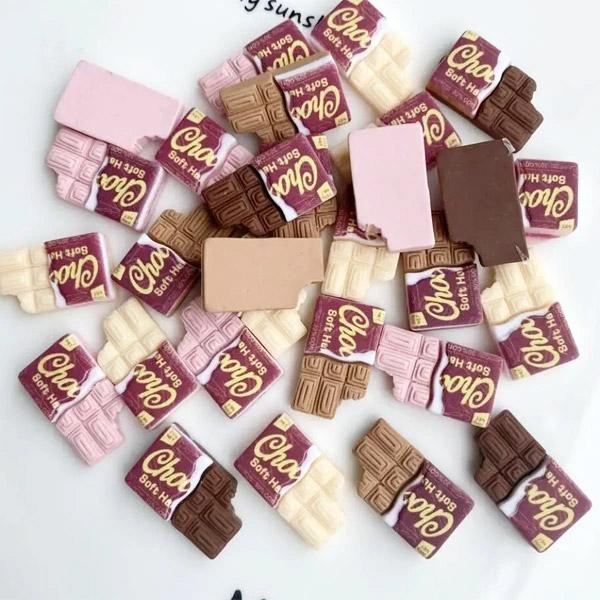 かじられたチョコレートです♪味はダーク、ミルク、いちご、ホワイトの4種類。紙を豪快にびりっと破って、そのままかぶりついたような、そんなチョコレートに仕上がりました！各味1個ずつ、計4個での販売となります。【販売単位】各味1個ずつで、計4個【...