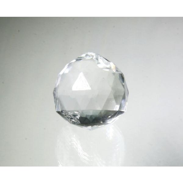 ※価格は1個の金額になります。ダイヤカット洋梨型（ドロップ型）ペンダントパーツ（サンキャッチャーボール）■素材：アクリル■サイズ：縦30mm／直径(横)29mm／重さ14g■穴：1穴タイプ　約2mmΦ※サイズは個体により多少誤差のある場合が...