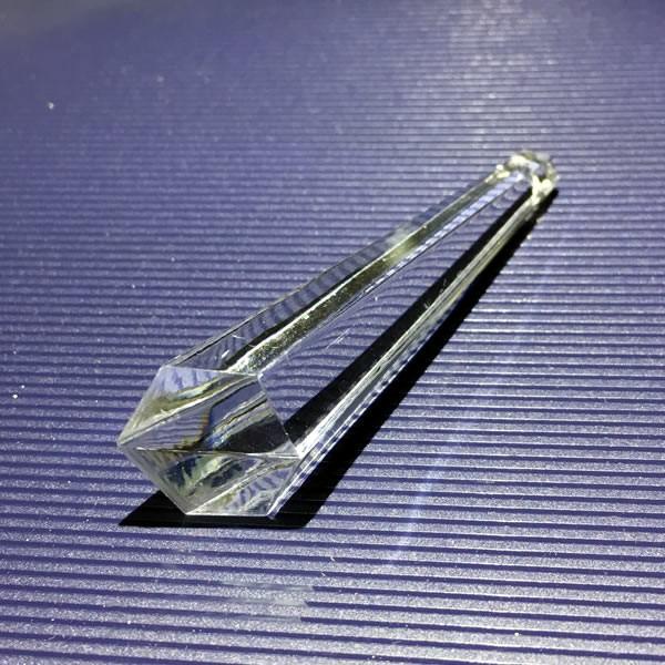 アクリル製 氷柱型 スラッシュカット74mmペンダント｜軽量・割れにくいクリスタル調装飾／舞台・店舗ディスプレイ用