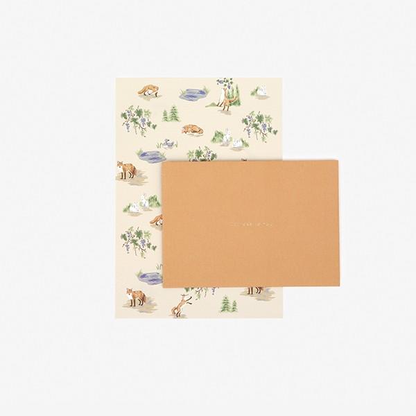 上質感のあるエンボス加工が施された、小ぶりなレターセット。送る相手やシーンを選ばない、上品で愛らしいデザインは、 季節のご挨拶やお礼状に、ギフトシーンにと、幅広く活躍します。1セットに、両面デザインの便箋が2種各2枚、計4枚と、封筒が2枚入...