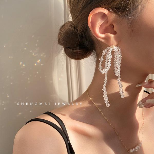 リボンモチーフ ピアス クリアビーズ ボリューミー 透明 揺れる 大きい  