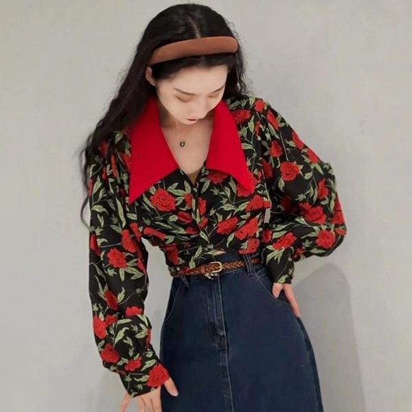 柄シャツ 花柄 ローズ柄 バラ柄 カシュクール ラップデザイン ブラック レッド バイカラー 配色 フラワー柄 パフスリーブ ボレロ クロップド丈 長袖 長袖シャツ