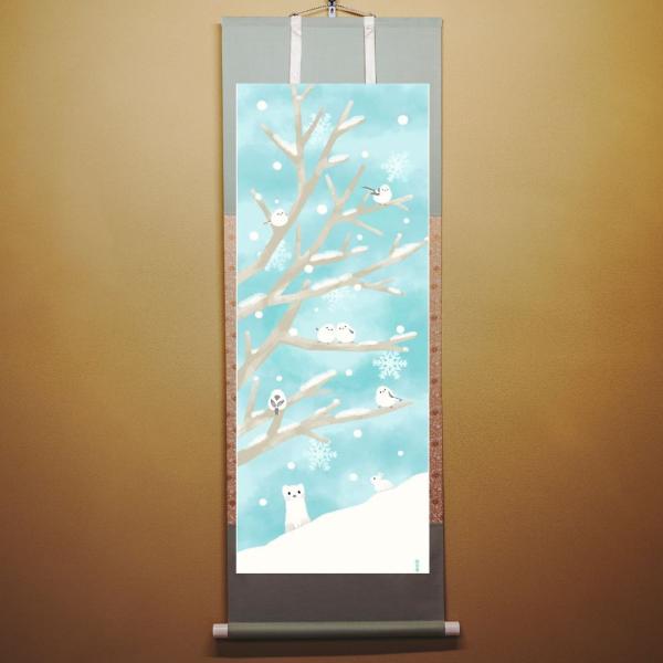 濱文様　絵手ぬぐい 雪あそびシマエナガ、兎、オコジョも楽しむ雪景色。手拭い本来の製法のため、切りっ放しで両端処理はされていません。裁断位置によって寸法が前後する場合がございます。使い始めに出るほつれは切りそろえてください。捺染絵手ぬぐい日本...