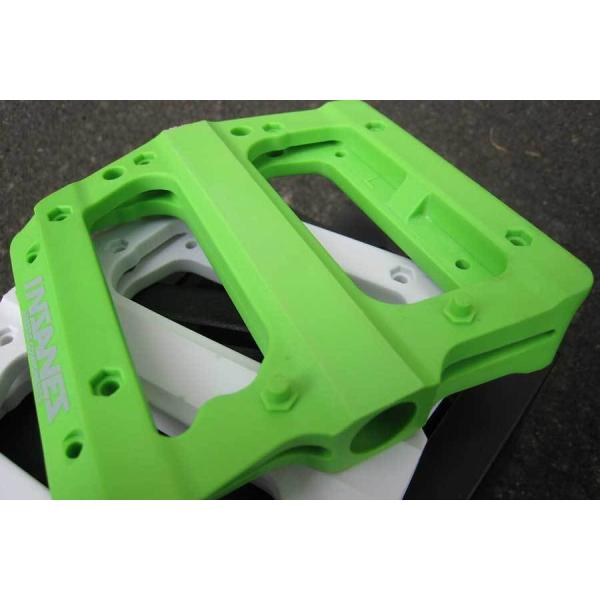 幅広いジャンルの自転車で使用可能な超薄型13mmナイロンファイバー素材のペダルです。 従来のプラステイックペダルと異なり、本格的にライダーが使用する事を重点に耐久性にすぐれ、ペダリング時の地面へのヒット率も下がり、ラインの乱れが非常に少なく...