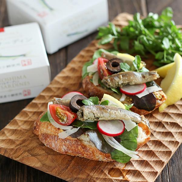 広島県産の小いわし(カタクチイワシ)をオリーブオイル漬けにしました。素材本来の風味・旨みをお楽しみいただけます。そのままおつまみとしてお召しあがりいただけます。また、パスタ・サラダ等の料理のトッピングとしてもご利用いただけます。商品内容オイ...