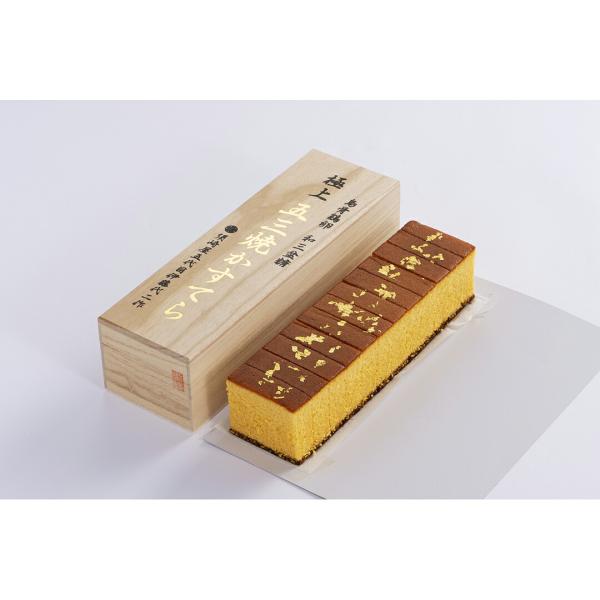 須崎屋のカステラは、生まれてより155年。五代目　代二は高品質の長崎かすてら「五三焼」に専念し、高級かすてらにふさわしい原材料を集め、単窯で丁寧に焼き上げてきました。そんな須崎屋の五三焼かすてらの集大成です。長崎産の旨味の強い厳選卵と烏骨鶏...