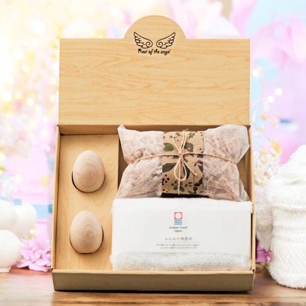 香る檜タマゴとタオルのセットです。◎檜は水に強くお風呂に『香り檜』を入れると特有の良い香りがほのかに漂います。◎タオルは国内最大のタオルの産地として有名な今治タオル。ふんわり柔らかい『無撚糸タオル』を使用しています。商品内容檜タマゴφ42×...