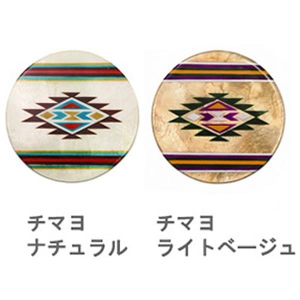 チマヨ柄のカピスシェルのラウンドコースター「チマヨ」とは、オルテガ柄はアメリカ、ニューメキシコ州のチマヨ村のオルテガ一家が伝えてきたひし形の幾何学的な模様が特徴的な手織物の柄です。■サイズ：直径約10cm×厚約0.2cm ■原産国：フィリピ...