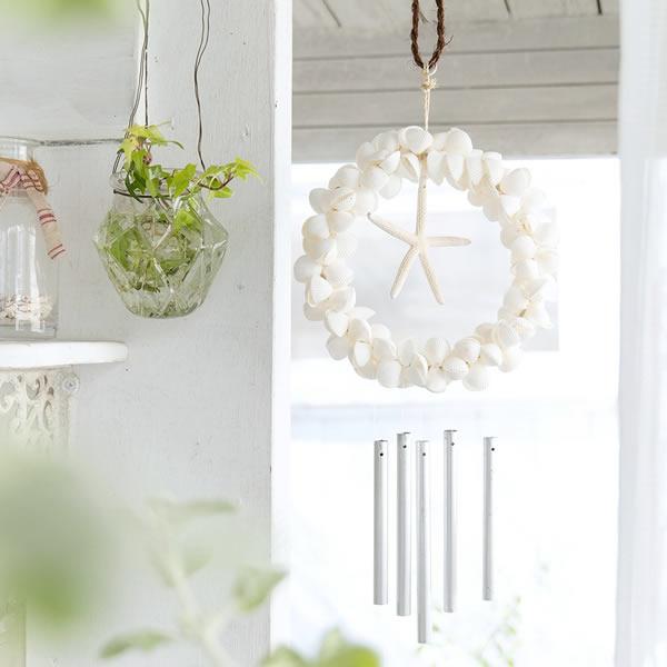 ■クラムシェル リース チャイム ベルクラムシェルがかわいい。シェルとスターフィッシュのリースの下で心地よい音で揺れるチャイム。風通しの良い場所に飾って音を楽しんでください♪■サイズ：約直径16×長さ40cm■原産国：フィリピン※天然の貝を...
