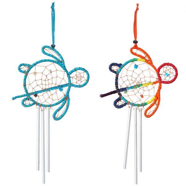 ホヌチャイムカラフルなホヌが優しく風に揺られます。海の守り神であるホヌのかわいくてカラフルなドリームキャッチャーにチャイムを付けました。かわいい音色を楽しんでください。※ドリームキャッチャーとは北米インディアンに伝わる伝統的な「悪夢から守っ...