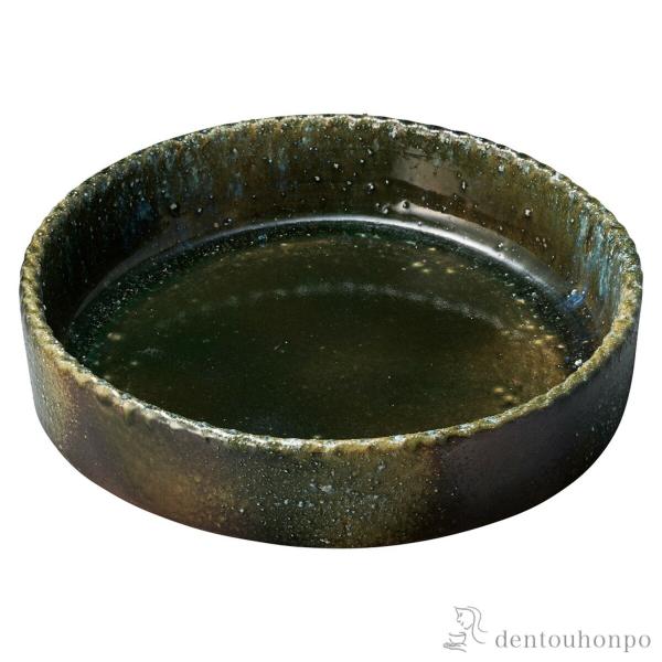 信楽焼特有の質感や多彩な表情に加え、水滴が落ち、はねた時にできた冠のようなかたちを表現しました。水盤としては少し小さめで省スペースでも使いやすいサイズ感です。■ 水盤 円 ビードロ窯変 【 へちもん / 信楽焼 】＜仕様＞・ショップ品番：s...