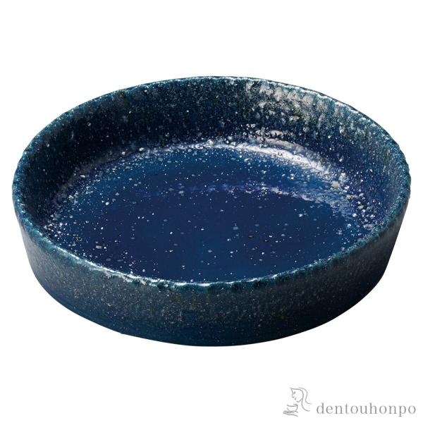 信楽焼特有の質感や多彩な表情に加え、水滴が落ち、はねた時にできた冠のようなかたちを表現しました。水盤としては少し小さめで省スペースでも使いやすいサイズ感です。■ 水盤 円 藍窯変 【 へちもん / 信楽焼 】＜仕様＞・ショップ品番：sgm1...