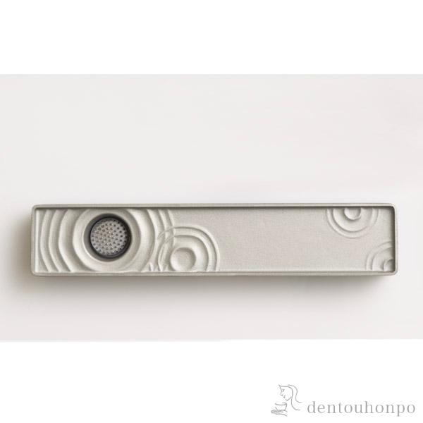 日本庭園のような小さな水盤。少しの花を生けるだけで空間の演出ができるので、どなたでも簡単に生け花が楽しめます。石を置いたり、花びらを浮かべて楽しんだり、薄く張られた水面に映る景色も素敵です。■ 水盤 雫影 SLIM　墨黒 剣山付 【 高岡銅...