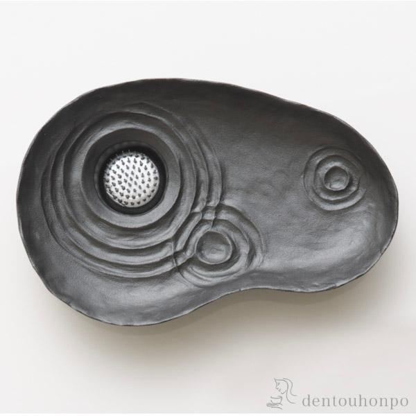 日本庭園のような小さな水盤。少しの花を生けるだけで空間の演出ができるので、どなたでも簡単に生け花が楽しめます。石を置いたり、花びらを浮かべて楽しんだり、薄く張られた水面に映る景色も素敵です。■ 水盤 雫影 かたかご　消炭色 剣山付 【 高岡...