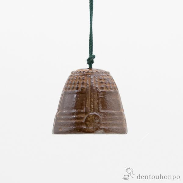 寺院の鐘楼などにつるしてある梵鐘をモチーフとした「釣鐘風鈴」。大きな梵鐘の低く荘厳な響きと趣の異なる、暮らしに癒しのひとときを添える凛とした音色を奏でます。■ 釣鐘 風鈴 茶色 小 短冊付 【 高岡銅器 】＜仕様＞・ショップ品番：tkng0...