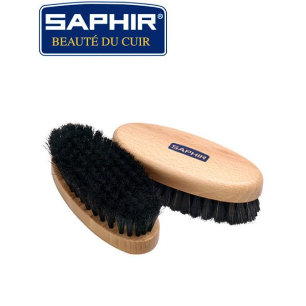 最高の靴にこそ『最上・最良のケア』を施しませんかSaphir Noir（サフィールノワール）は、日常のシューケアを通じて、靴・革の持つ魅力を維持し、高めるために存在しているプロフェショナルライン。現在、世界65カ国以上で販売されており、その...