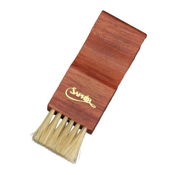 最高の靴にこそ、最上・最良のケアを！Saphir Noir（サフィールノワール）は、日常のシューケアを通じて、靴・革の持つ魅力を維持し、高めるために存在しているプロフェショナルラインです。現在、世界65カ国以上で販売されており、その品質の高...