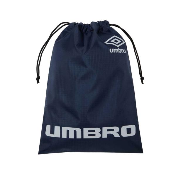 シューズや小物など入れて持ち歩ける巾着式のマルチバッグ。#アンブロ#umbro#サッカー#フットサル※掲載画像の色味は、撮影環境や閲覧環境により実物と多少異なる場合がございます。実際の色味は商品単体の画像を優先してご参照ください。（単体画像...