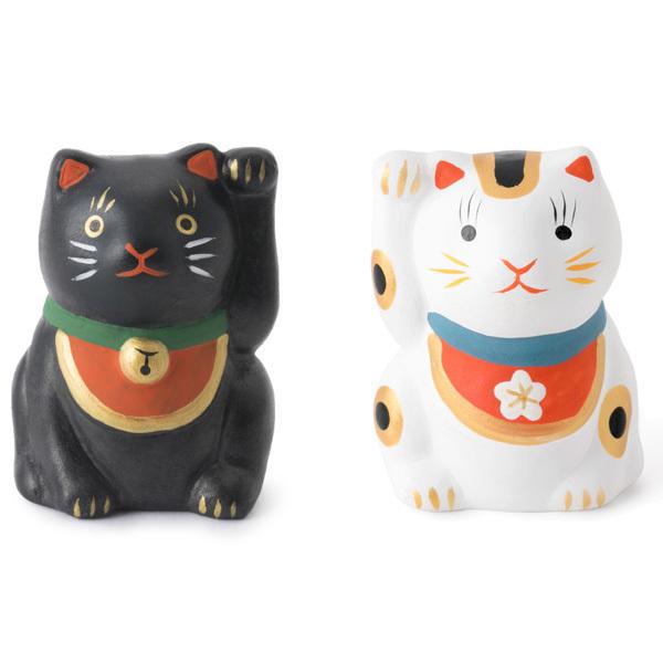 陶製の招き猫のマスコットの中に、おみくじが入っています。おみくじは、大吉、中吉、吉、小吉、末吉の5種類のどれかが入っています。素材本体：陶／ 紐・おみくじ：紙100％サイズ（cm）：3.5×4.5×3