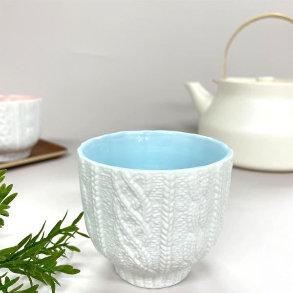 原型職人の手彫りの技術を生かし、日常にあるテクスチャーをカップに表現。陶器では表現しきれないと思われている異素材の質感をそのセラミックボディに繊細に表現しました。手に取った時、しっとりと手に馴染むように質感にこだわり、あえて外側に釉薬を使用...