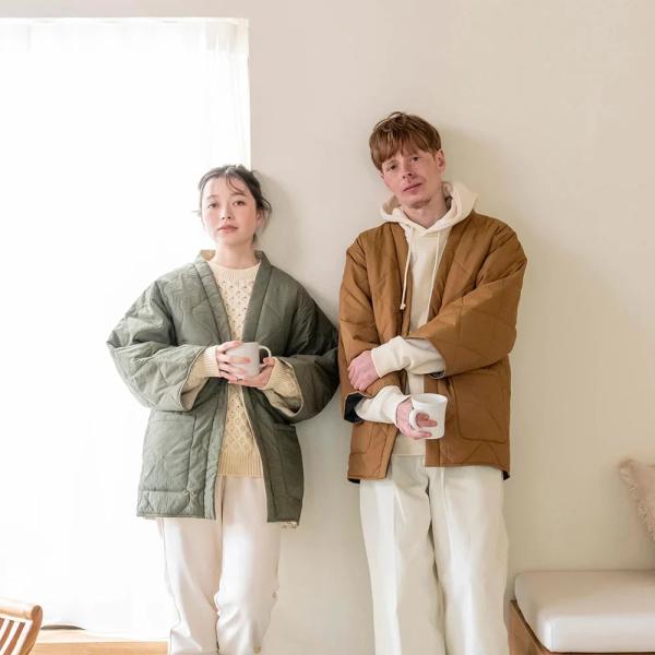 こちらは 軽い着心地と、小さくたためるパッカブル仕様が特徴のCOM-FLY/ コンフリーです。 家族やパートナーと兼用もできるサイズ展開で、様々なライフスタイルに合わせてお使いいただけます。 節電意識が高まり冬の羽織需要が高まっている今日こ...