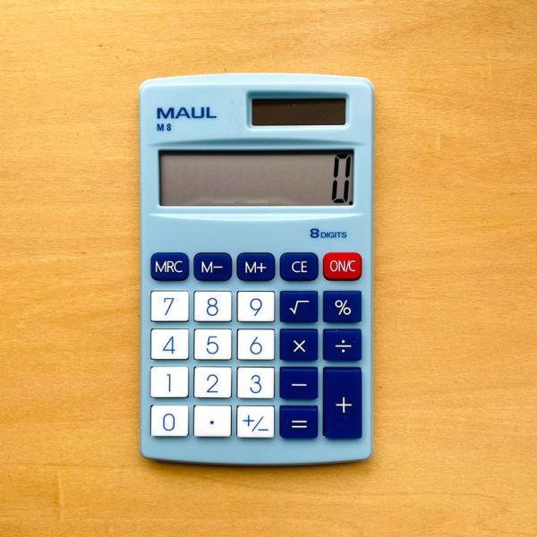 ドイツを代表する事務用品メーカー・MAUL.。こちらはポケットサイズの小さめ計算機。 カラフルでポップなカラーリングがとてもきれい。ボタンの色合いや数字の字体の組み合わせが絶妙です。とてもおすすめなポケット計算機です。太陽電池・ボタン電池併...
