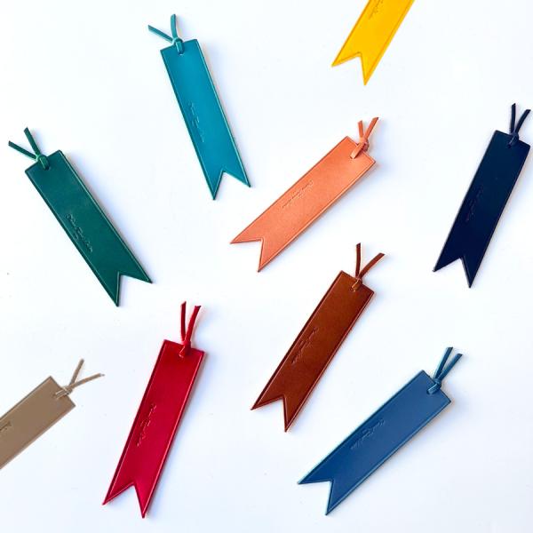 いつもの読書がいっそう楽しくなる本革製のブックマークです。上質なイタリアンレザーを使用。コシのあるイタリアンレザーをフラッグペナント型にカットし、頭に共革のリボンをあしらわれています。縁には「念引き」と呼ぶ筋入れをして表情豊かな仕上がり。筆...